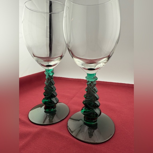 2 Libbey Glass Company Christmas Tree 12oz wine glasses. - Picture 6 of 11